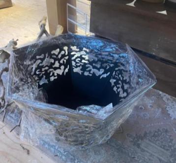 Metalen vuurkorf met decoratief uitgesneden motief     beschikbaar voor biedingen