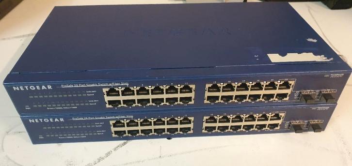24 poort Netgear netwerk switch 1 Gbps, Computers en Software, Netwerk switches, Ophalen of Verzenden