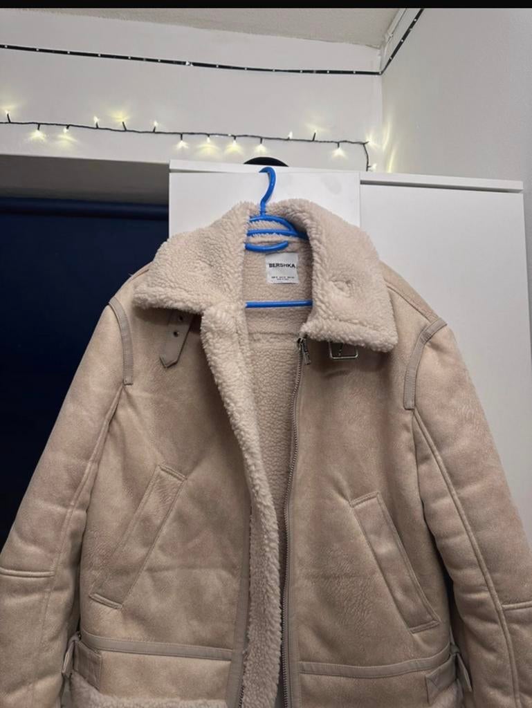 Bershka Jas - Maat M - Beige, Ophalen of Verzenden, Zo goed als nieuw, Maat 38/40 (M), Beige