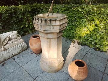 Engelse Zonnewijz in brons op een zuil in zandsteen uit 1880 beschikbaar voor biedingen