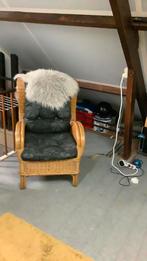 Leuke landelijke rieten stoel met dik kussen en vachtje, Huis en Inrichting, Stoelen, Ophalen, Gebruikt, Bruin, Riet of Rotan
