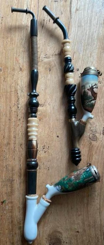 Twee antieke lange Duitse pijpen met hertenmotief, Ophalen of Verzenden