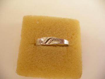 Een mooie Zilveren Fantasie Ring met 1 Zirkonia steentje beschikbaar voor biedingen
