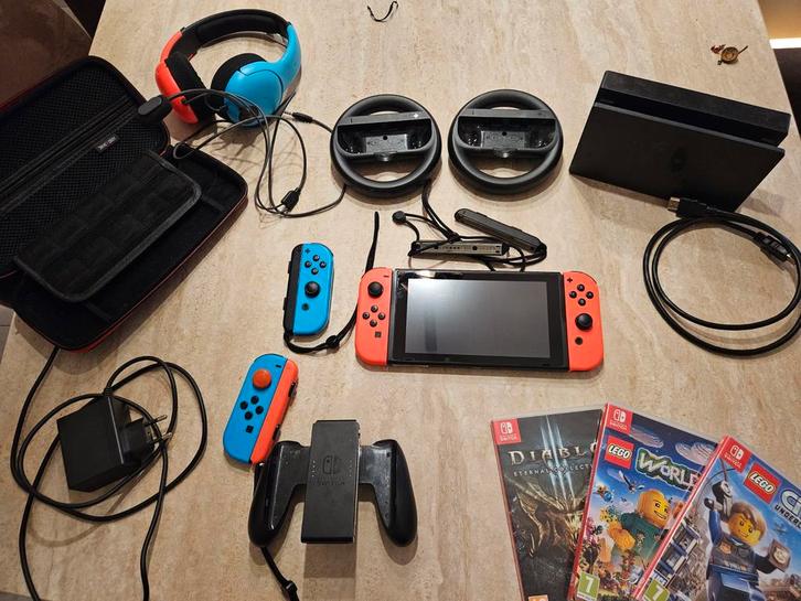 Nintendo Switch Compleet Pakket, Spelcomputers en Games, Games | Nintendo Switch, Zo goed als nieuw, Avontuur en Actie, 3 spelers of meer