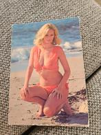 Pin up dame Vintage Ansichtkaart - Vrouw op Strand, Ophalen of Verzenden, 1960 tot 1980, Gelopen