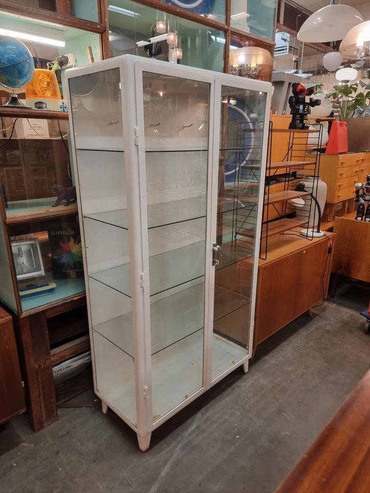 Vintage vitrinekast jaren 50 60 stalen frame, Huis en Inrichting, Kasten | Vitrinekasten, Minder dan 100 cm, 50 tot 100 cm, 25 tot 50 cm