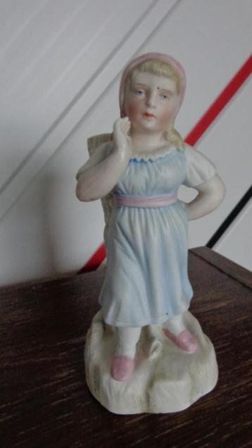 Antiek beeldje Meisje met grote korf beschikbaar voor biedingen