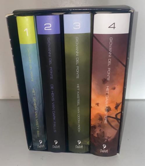 De Ontzichtbaren deel 1 t/m 4 in bewaar box, Boeken, Romans, Gelezen, Nederland, Ophalen of Verzenden