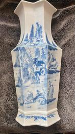 A Chinese blue and double lozengeshaped vase, Verzenden