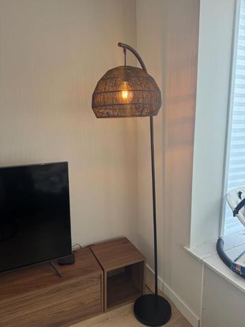 Zwarte vloerlamp beschikbaar voor biedingen