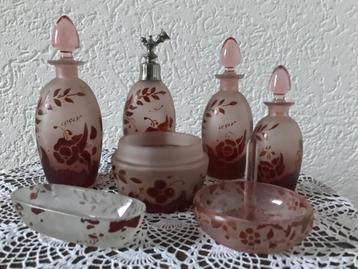 Glazen parfum set ( gesigneerd Carly) jaren ‘20/‘30 beschikbaar voor biedingen