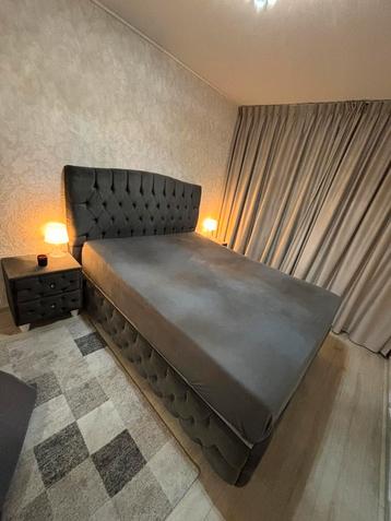 Mooie grijze velvet Bed boxspring beschikbaar voor biedingen