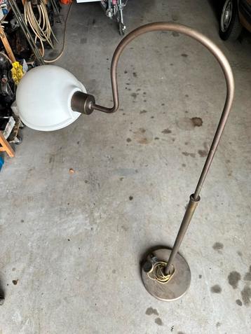 Bronzen vloerlamp met barst in glazen kap beschikbaar voor biedingen