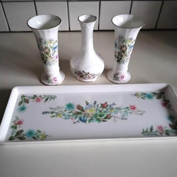 Aynsley  cakeschaal en 3 vaasjes wild tudor beschikbaar voor biedingen