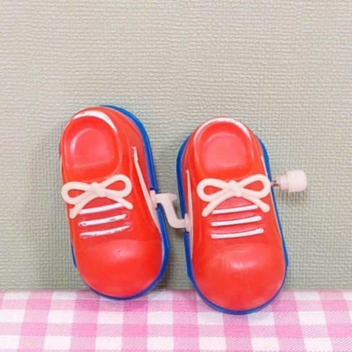 Vintage opwindfiguur jaren 80 - rode sneakers Hong Kong, Verzamelen, Poppetjes en Figuurtjes, Zo goed als nieuw, Ophalen of Verzenden