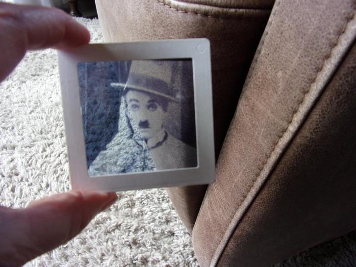 LANTAARNPLAATJE/DIA CHARLIE CHAPLIN "THE TRAMP" 7x7cm kader, Verzamelen, Film en Tv, Zo goed als nieuw, Film, Overige typen, Ophalen