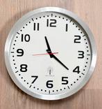 Ronde wandklok - radio controlled - zilverkleurig, Ophalen of Verzenden, Zo goed als nieuw, Wandklok