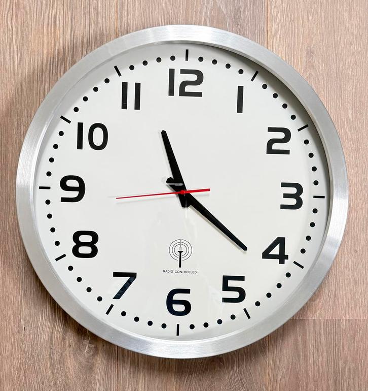 Ronde wandklok - radio controlled - zilverkleurig, Huis en Inrichting, Woonaccessoires | Klokken, Zo goed als nieuw, Wandklok