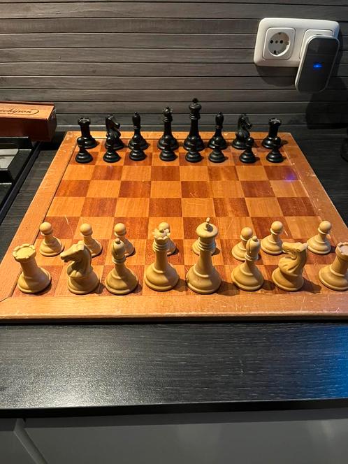Compleet schaakbord met schaakstukken en damstenen, Hobby en Vrije tijd, Gezelschapsspellen | Bordspellen, Gebruikt, Ophalen of Verzenden
