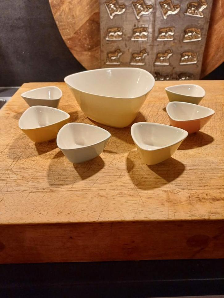 Mooie pindaset van pastel Regout 6 kleurtjes, Antiek en Kunst, Antiek | Servies los, Verzenden