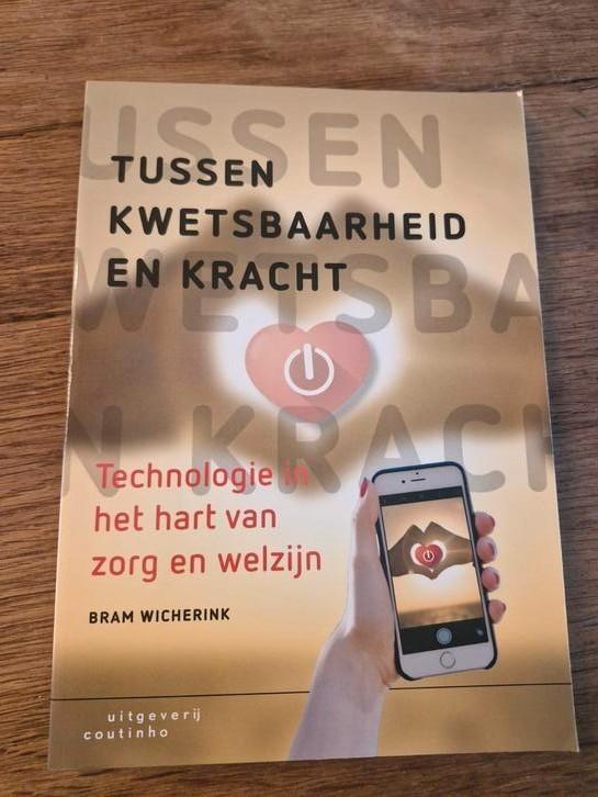 Bram Wicherink - Tussen kwetsbaarheid en kracht, Boeken, Wetenschap, Zo goed als nieuw, Sociale wetenschap, Ophalen of Verzenden