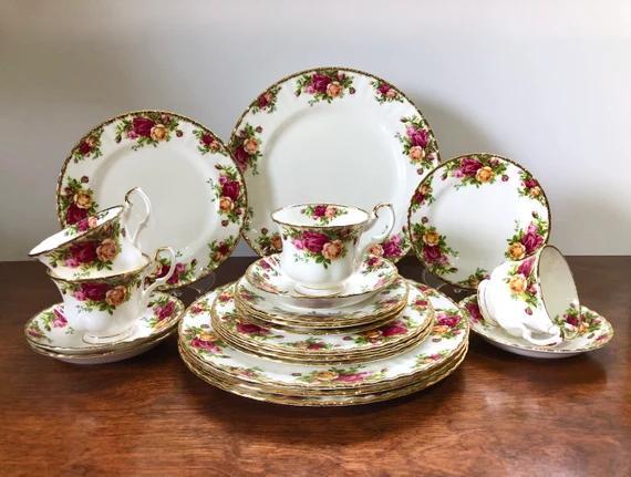 Royal Albert Old Country Roses - 100 Delig, Huis en Inrichting, Keuken | Servies, Zo goed als nieuw, Compleet servies, Overige stijlen