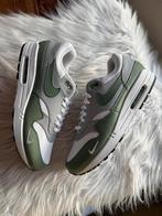 Nieuwe Nike Air Max 1 Spiral sage green maat eu 46, Kleding | Heren, Schoenen, Overige kleuren, Nike, Nieuw, Ophalen of Verzenden