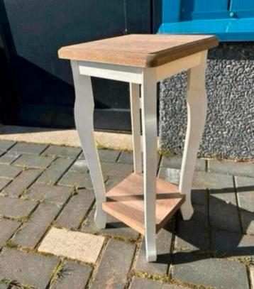Landelijke brocante bijzettafeltje of plantentafeltje beschikbaar voor biedingen
