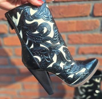 Balmain enkellaarsjes, zwart wit, mt. 39 beschikbaar voor biedingen