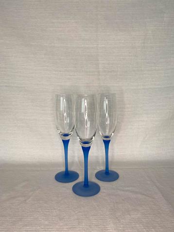 3x Champagne glas met lichtblauwe voet beschikbaar voor biedingen