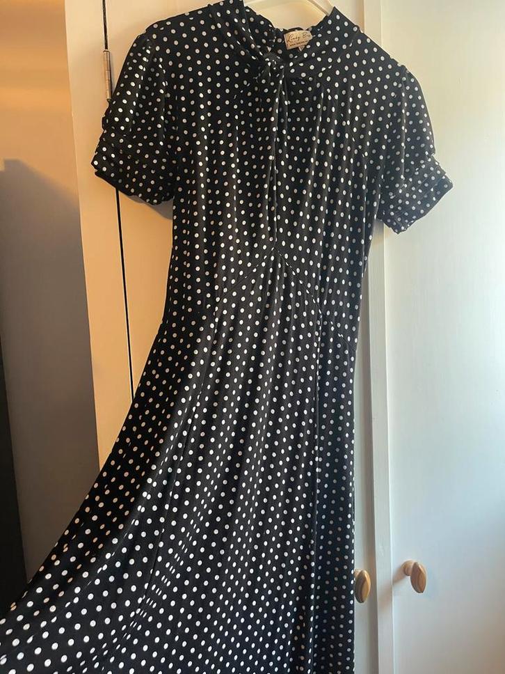 Lindy Bop Stippen Jurk Maat M, Kleding | Dames, Jurken, Zo goed als nieuw, Maat 38/40 (M), Zwart, Knielengte, Ophalen of Verzenden