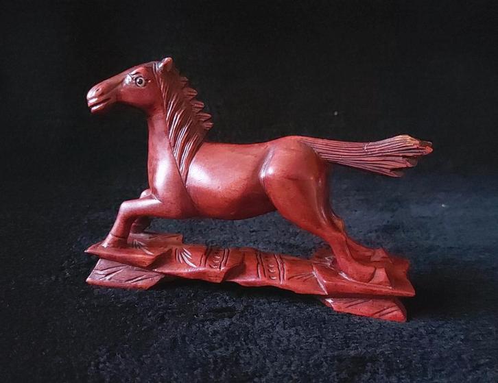 Gallopperend houten paard met glazen ogen..., Antiek en Kunst, Kunst | Beelden en Houtsnijwerken, Ophalen of Verzenden
