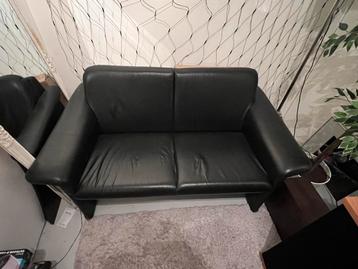 Leren Tweezitsbank - Stijlvol en Comfortabel beschikbaar voor biedingen