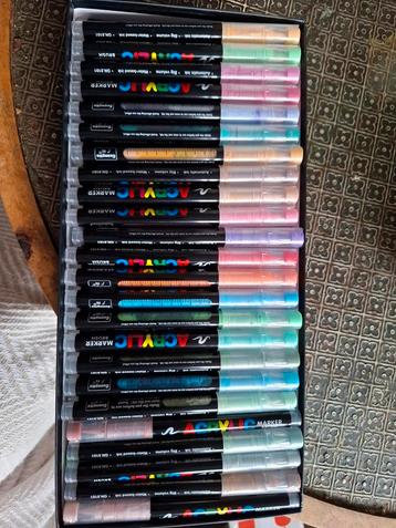 Acrylic brush markers 48 beschikbaar voor biedingen