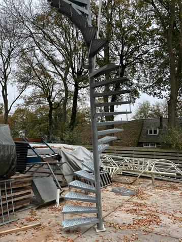 Wenteltrap 5.60m Rechts links + losse leuning gegalvaniseerd beschikbaar voor biedingen