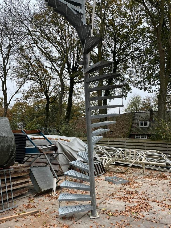Wenteltrap 5.60m Rechts links + losse leuning gegalvaniseerd, Doe-het-zelf en Verbouw, Ladders en Trappen, Gebruikt, Trap, 4 meter of meer