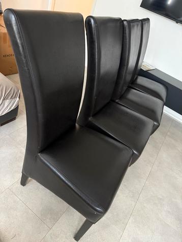 4 zwarte Stoelen Zo Goed Als Nieuw beschikbaar voor biedingen