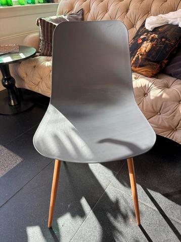 2x Zuiver kunststof stoelen – samen €25 beschikbaar voor biedingen