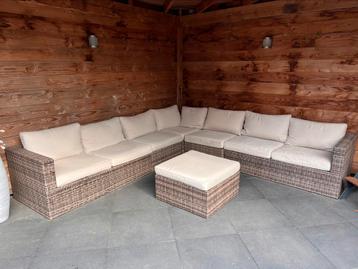 Loungeset met poef en kussens beschikbaar voor biedingen