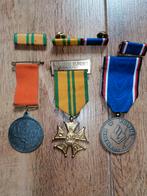 Politie trouw dienst en meer medailles met baton, Verzamelen, Ophalen of Verzenden, Overige soorten, Nederland, Lintje, Medaille of Wings
