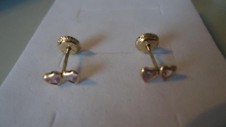 Nieuw 9 karaats gouden meisje oorbell. met 2 rosé hartjes, Sieraden, Tassen en Uiterlijk, Oorbellen, Zo goed als nieuw, Knopjes of Stekers