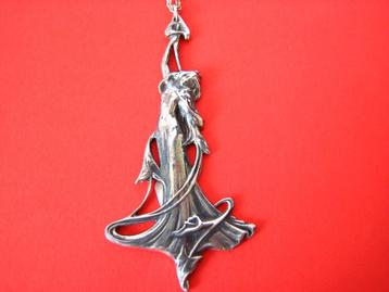 Mooie Zilveren Jugendstill Hanger aan fijne zilveren Ketting beschikbaar voor biedingen