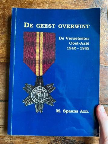 Nederlands boek Verzetsster Oost-Azie Medaille KNIL dragers beschikbaar voor biedingen
