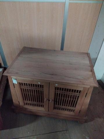 Houten kastje met deurtjes beschikbaar voor biedingen