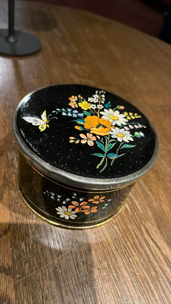 Lutti blikje met bloemen en een vlinder er op, Ophalen of Verzenden, Gebruikt, Overige