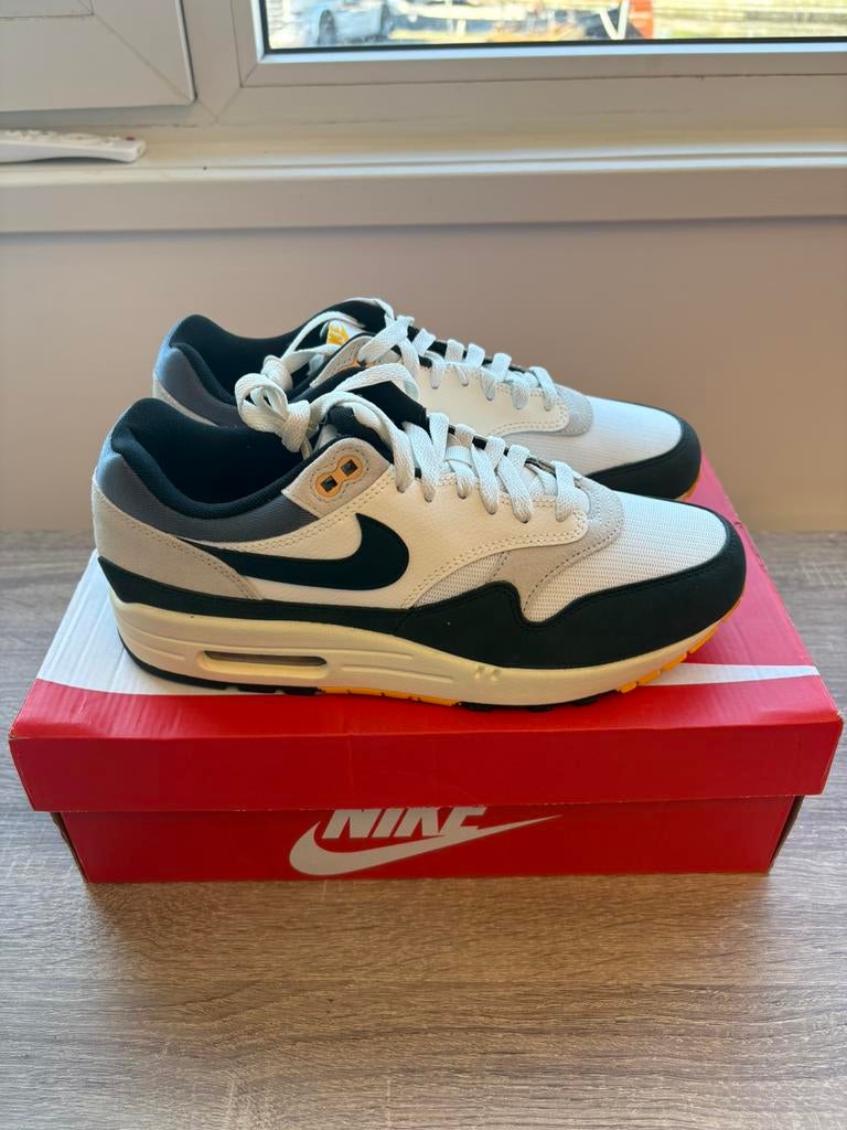 Nike Air Max 1 Athletic Department University Gold | EU 42, Overige kleuren, Nieuw, Ophalen of Verzenden, Sneakers of Gympen