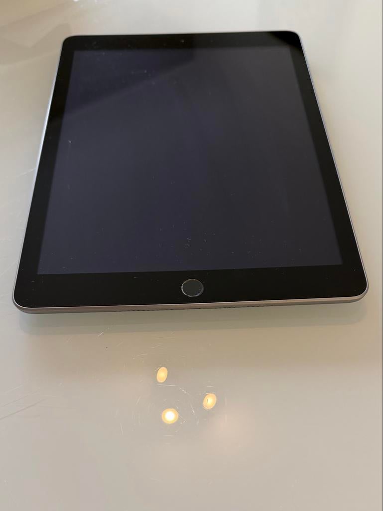 Apple iPad (5e generatie) Model A1822, Computers en Software, Apple iPads, 9 inch, Gebruikt, 32 GB, Apple iPad