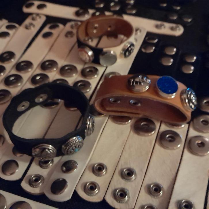 41 Leren armbanden met heel veel studs - NIEUW, Sieraden, Tassen en Uiterlijk, Armbanden, Gebruikt, Leer, Bruin, Met bedels of kralen