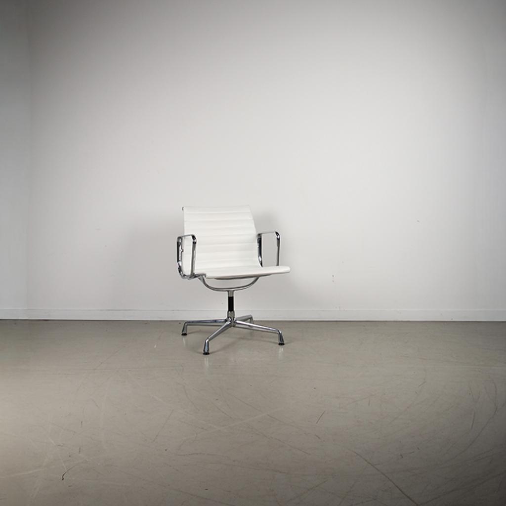 48x Vitra Eames EA 108 Stoel Wit Leer – Chroom, Niet ingevuld, Wit, Niet ingevuld, Ophalen of Verzenden