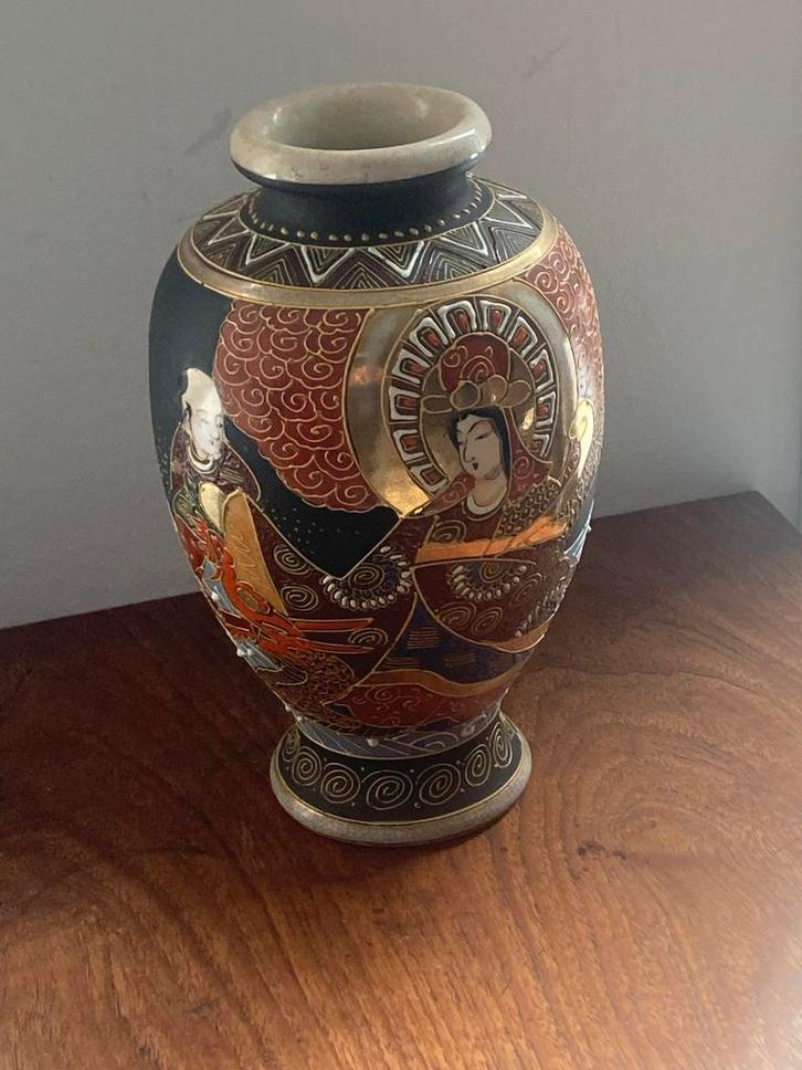 Antieke Japanse Satsuma Vaas met Gedetailleerde Figuren, Antiek en Kunst, Antiek | Vazen, Ophalen of Verzenden